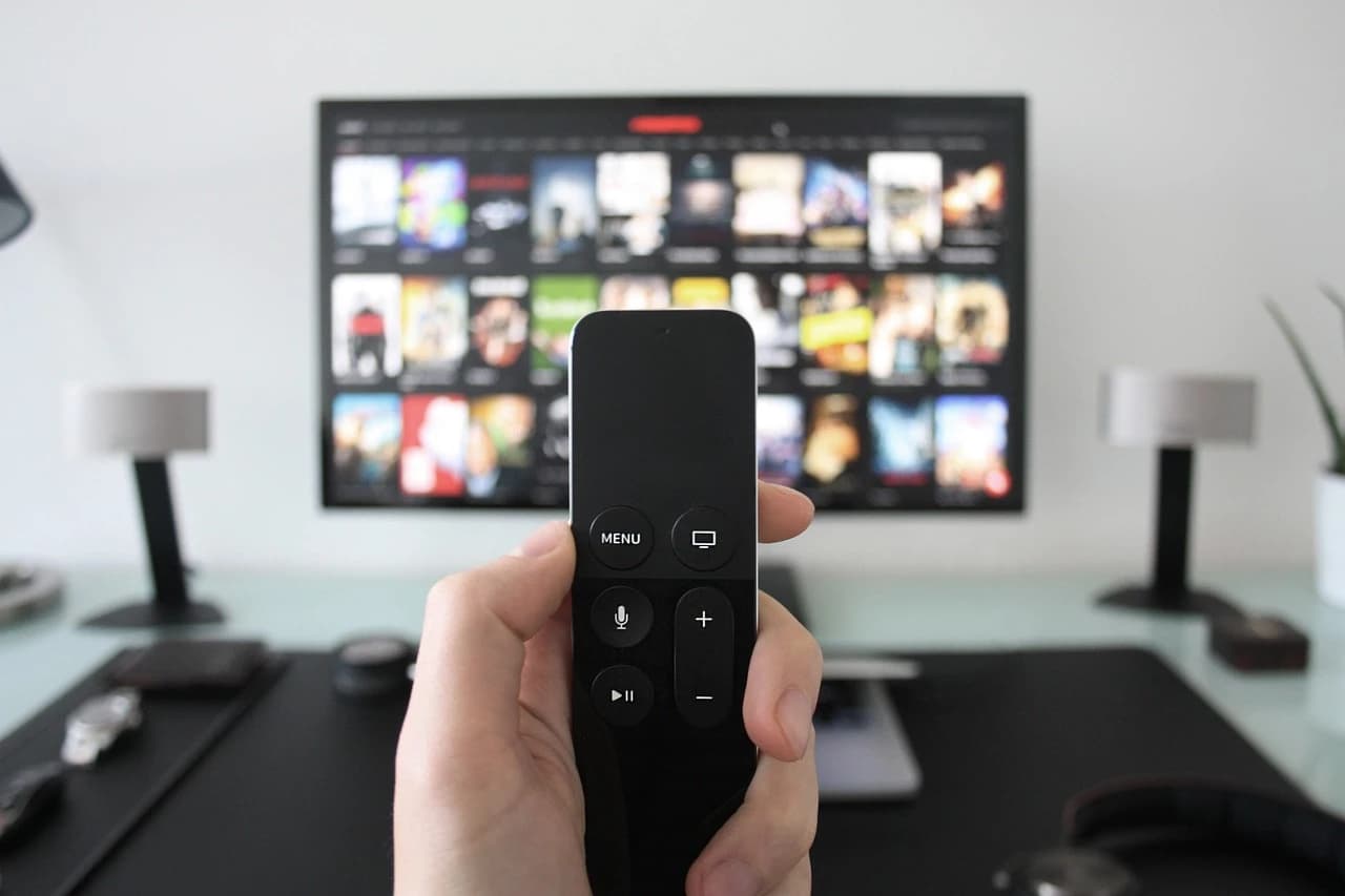 Historia telewizji: Jak seriale zmieniły nasz sposób oglądania?