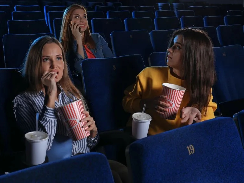 Czy reklamy są wliczone w czas trwania filmu w kinie: Ważne informacje