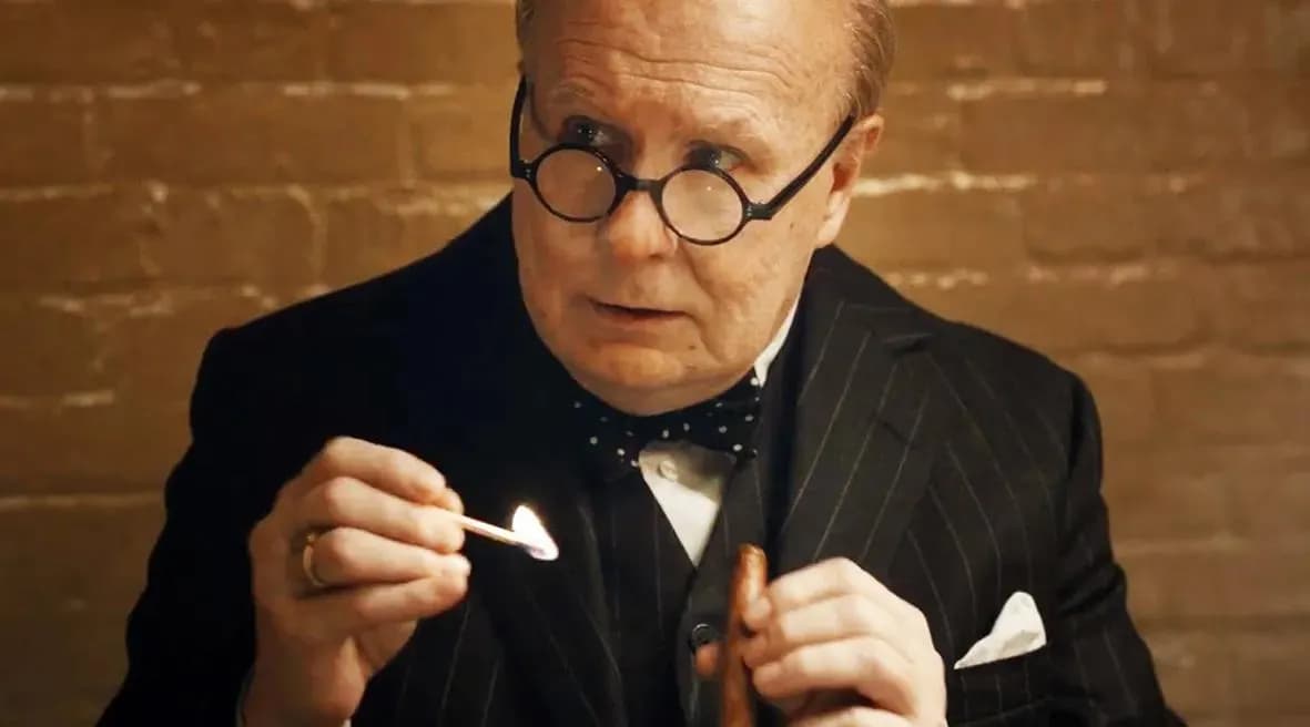 Czas Mroku - czy warto obejrzeć? Recenzja filmu, który robi wrażenie