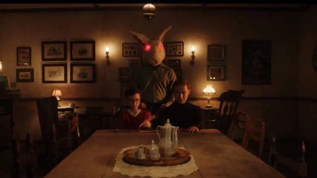 Film W labiryncie: mroczna tajemnica i znaczenie ukryte w zagadkach